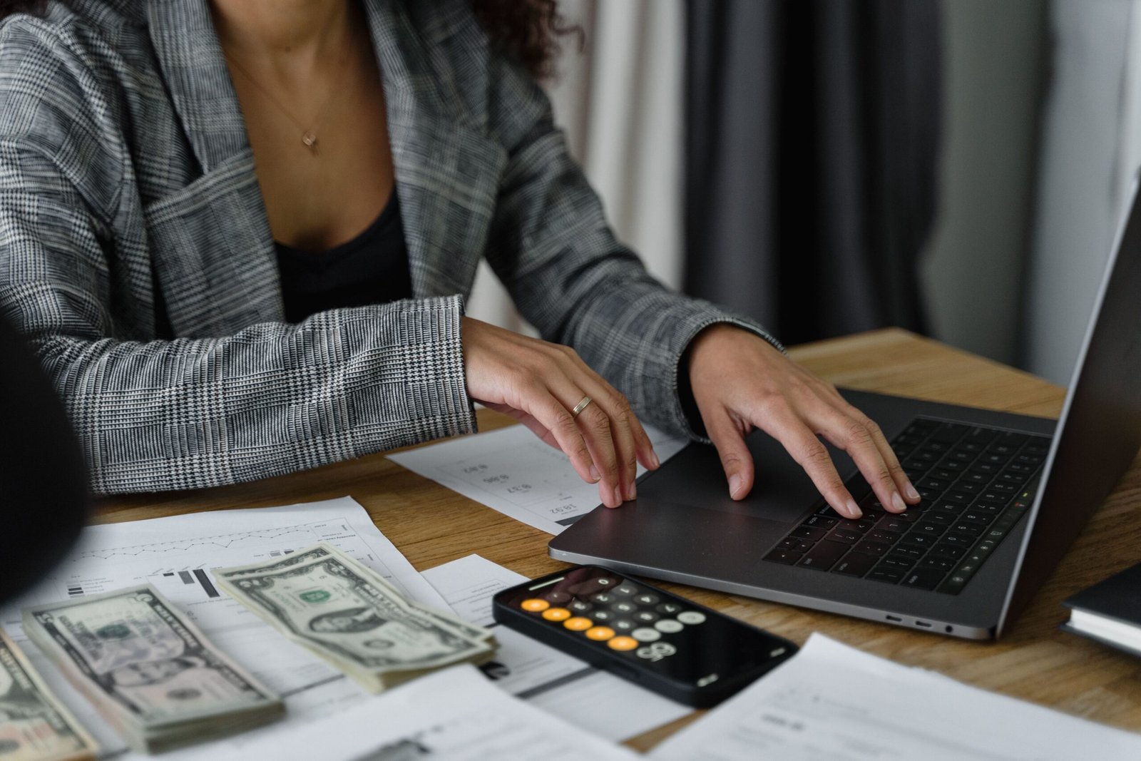 Woman comparing the best high-yield savings accounts in 2026