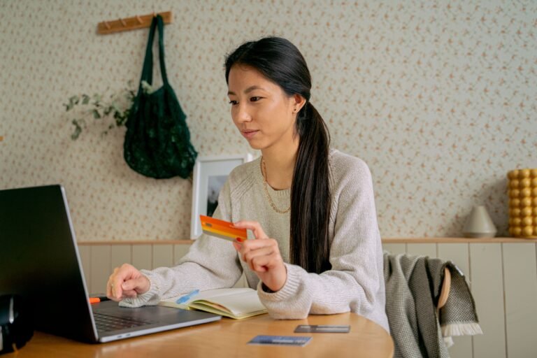 International student comparing the best student bank accounts in Europe